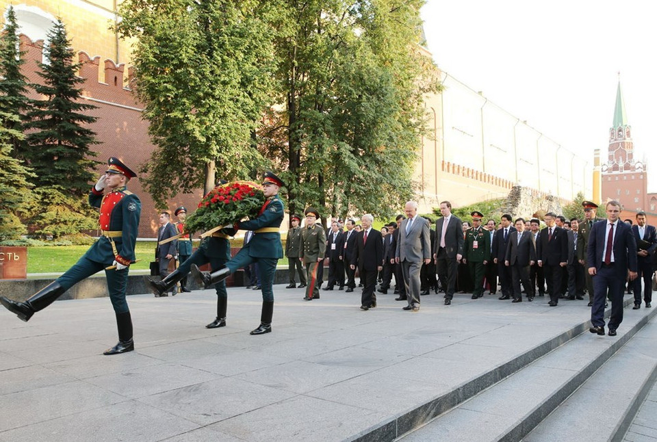 El secretario general del Partido Comunista de Vietnam, Nguyen Phu Trong, rinde homenaje ante la Tumba de Soldado Desconocido (Fuente: VNA)