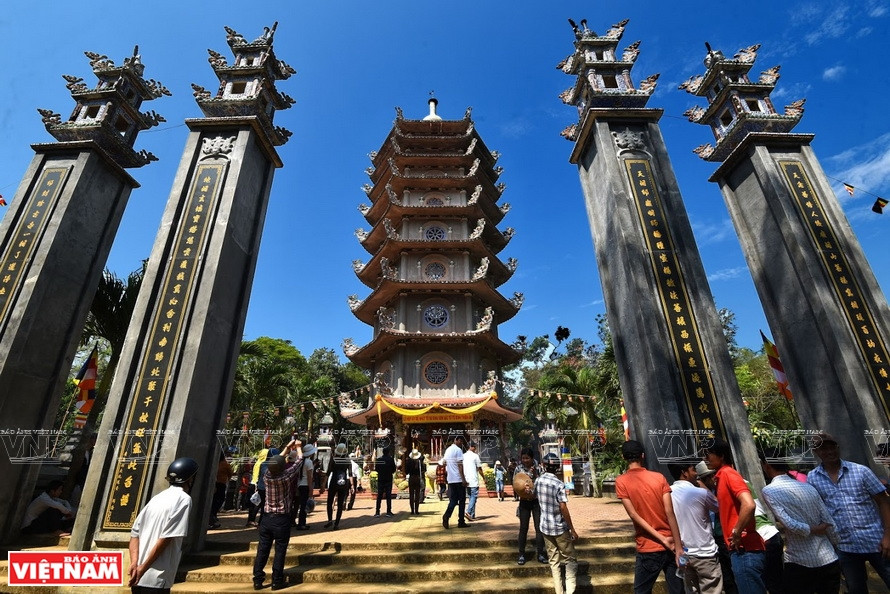 Los turistas visitan una torre en la pagoda Thien An en la cima de una montaña. (Foto: VNA)