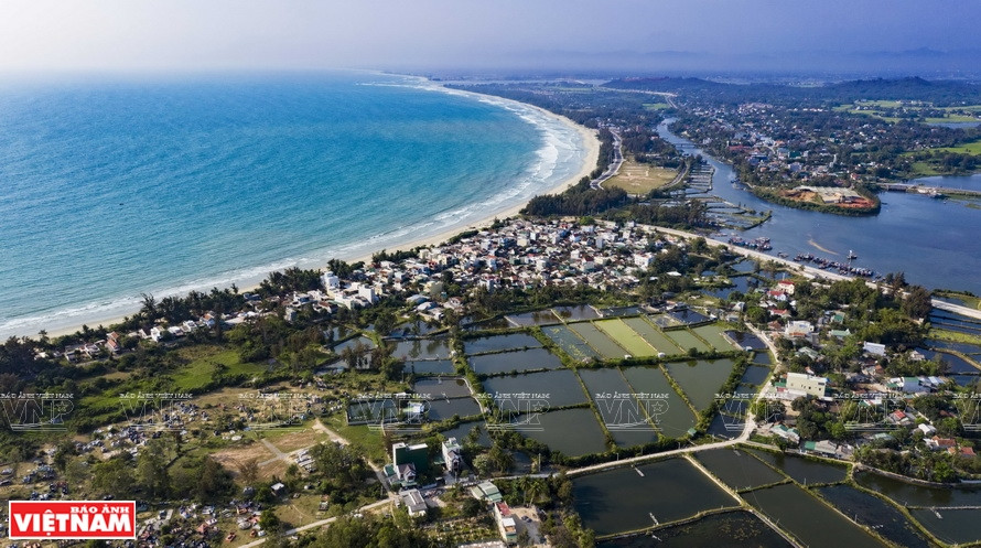 Un panorama de la playa de My Khe en la ciudad de Quang Ngai, donde el río Tra Khuc desemboca en el mar. (Foto: VNA)