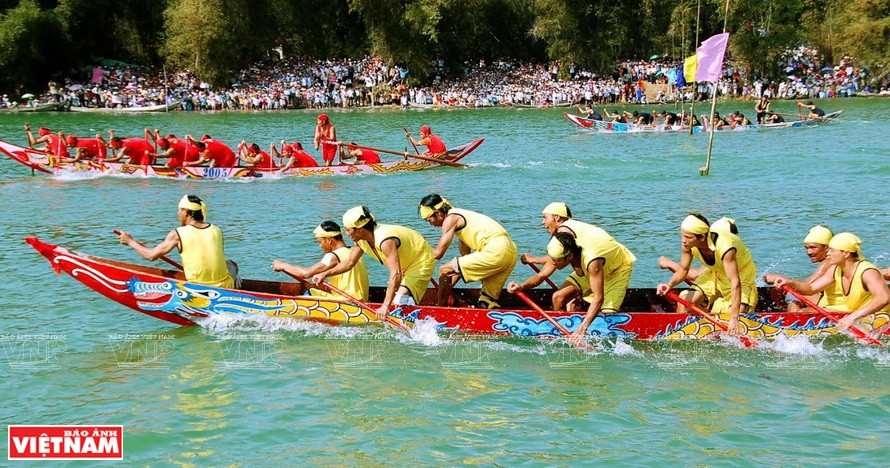 Las carreras de botes tradicionales se llevan a cabo en el río Tra Khuc, que atraviesa la comuna de Tinh Long, en Quang Ngai. (Foto: VNA).