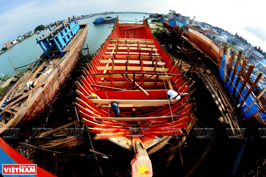 La cooperativa de construcción de barcos Co Luy (comuna de Nghia Phu, distrito de Tu Nghia, Quang Ngai) se encuentra en la intersección de los ríos Tra Khuc y Phu Tho. (Foto: VNA)