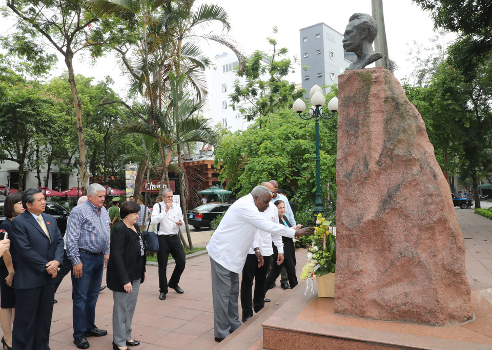 La delegación cubana colocó ofrendas florales ante el monumento del Héroe Nacional de Cuba José Martí en Hanoi (Fuente: VNA)
