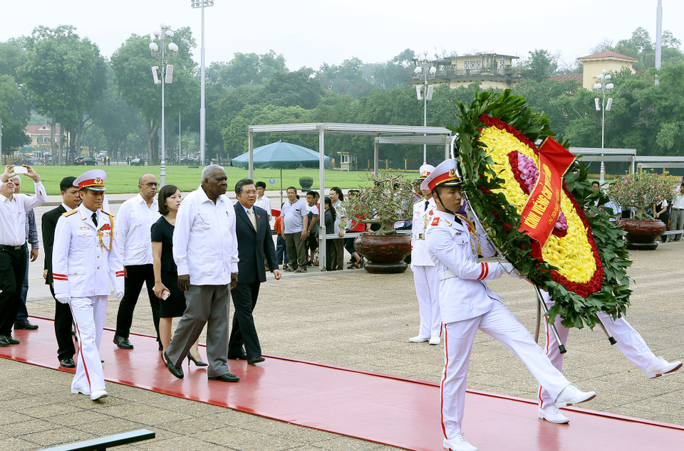 La delegación cubana rindió hoy tributo póstumo al Presidente Ho Chi Minh (Fuente: VNA)