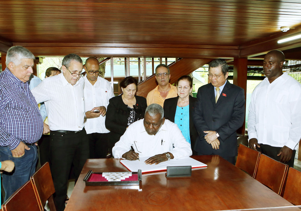 Esteban Lazo visitó el Mausoleo Ho Chi Minh (Fuente: VNA)