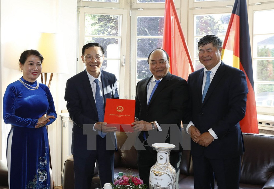  El primer ministro de Vietnam, Nguyen Xuan Phuc, y los diplomáticos vietnamitas en Alemania (Fuente:VNA)