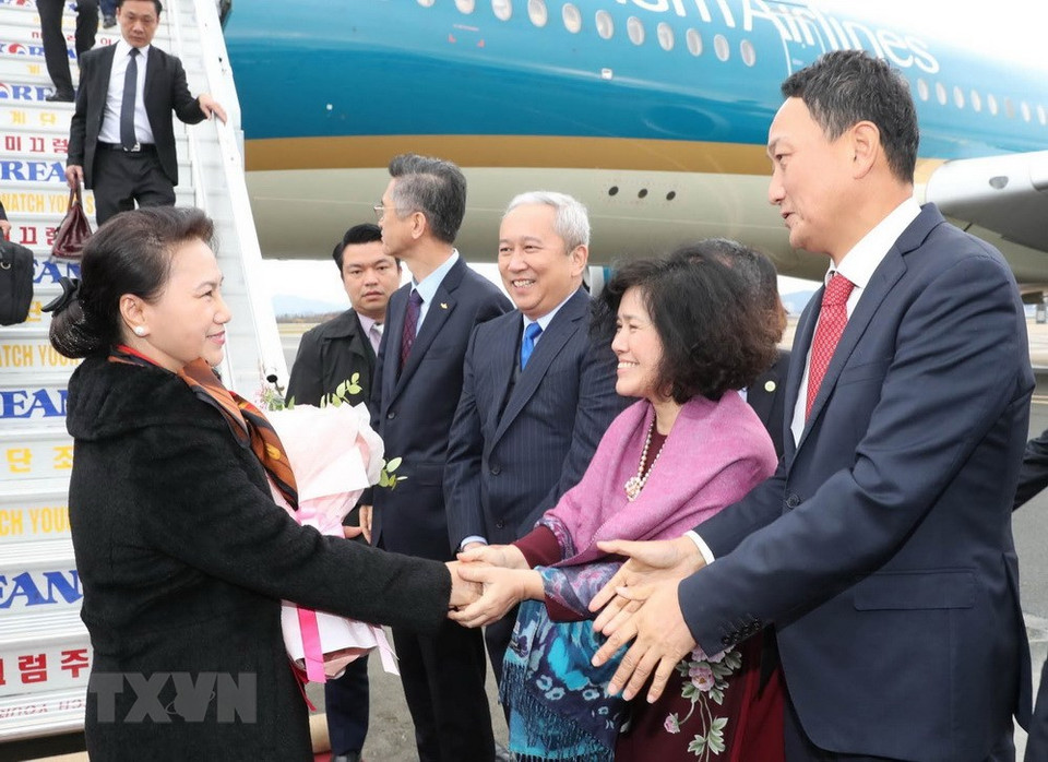La presidenta de la Asamblea Nacional de Vietnam, Nguyen Thi Kim Ngan, arribó este martes al aeropuerto internacional Gim Hae, en la ciudad surcoreana de Busan (Fuente: VNA)