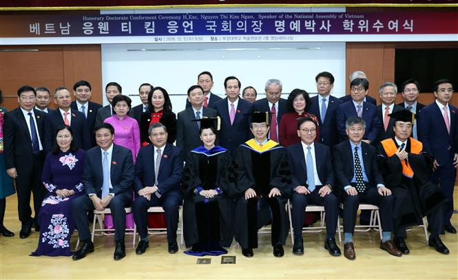  La presidenta de la Asamblea Nacional de Vietnam, Nguyen Thi Kim Ngan, recibió el Título de Doctor Honoris Causa de la Universidad Nacional de Corea del Sur Pukyong (Fuente: VNA)