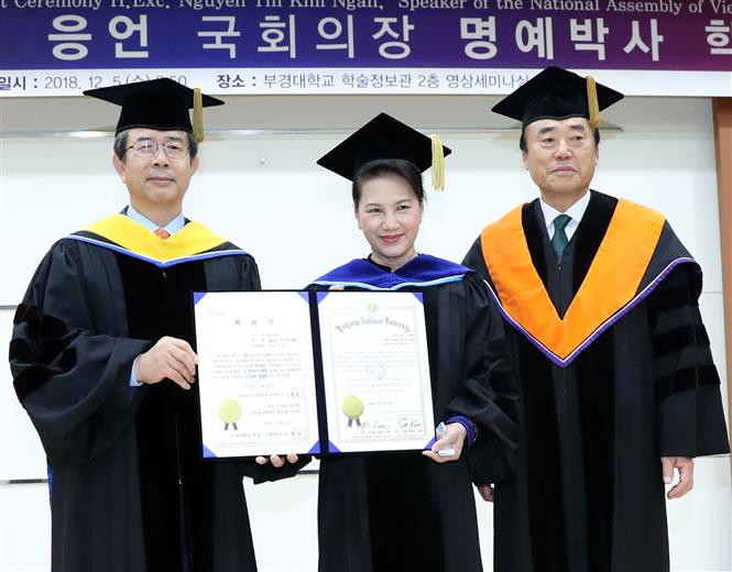  La presidenta de la Asamblea Nacional de Vietnam, Nguyen Thi Kim Ngan, recibió el Título de Doctor Honoris Causa de la Universidad Nacional de Corea del Sur Pukyong (Fuente: VNA)