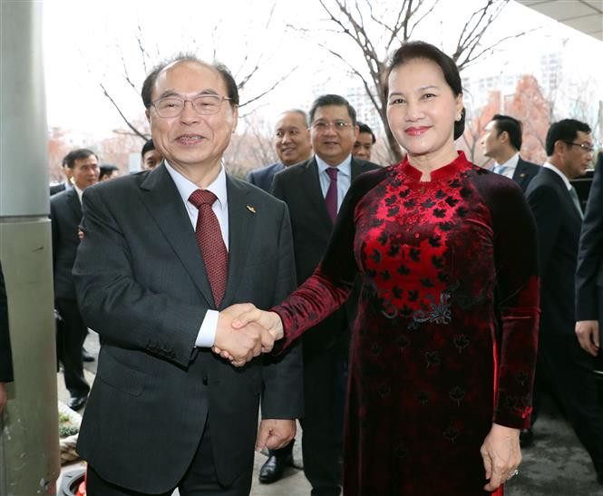 La presidenta de la Asamblea Nacional de Vietnam, Nguyen Thi Kim Ngan, sostuvo un encuentro con el alcalde de la ciudad surcoreana de Busan, Oh Keo-don (Fuente: VNA)