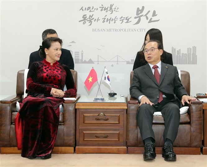 La presidenta de la Asamblea Nacional de Vietnam, Nguyen Thi Kim Ngan, sostuvo un encuentro con el alcalde de la ciudad surcoreana de Busan, Oh Keo-don (Fuente: VNA)