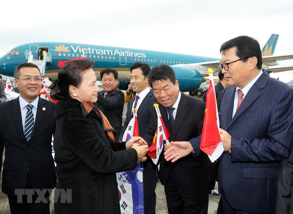 La presidenta de la Asamblea Nacional de Vietnam, Nguyen Thi Kim Ngan, arribó este martes al aeropuerto internacional Gim Hae, en la ciudad surcoreana de Busan (Fuente: VNA)