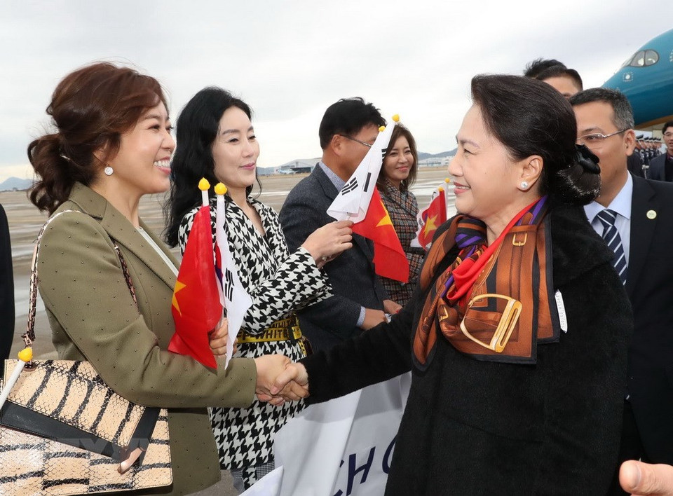 La presidenta de la Asamblea Nacional de Vietnam, Nguyen Thi Kim Ngan, arribó este martes al aeropuerto internacional Gim Hae, en la ciudad surcoreana de Busan (Fuente: VNA)