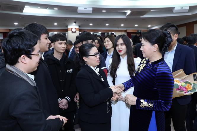  La presidenta de la Asamblea Nacional de Vietnam, Nguyen Thi Kim Ngan, recibió el Título de Doctor Honoris Causa de la Universidad Nacional de Corea del Sur Pukyong (Fuente: VNA)