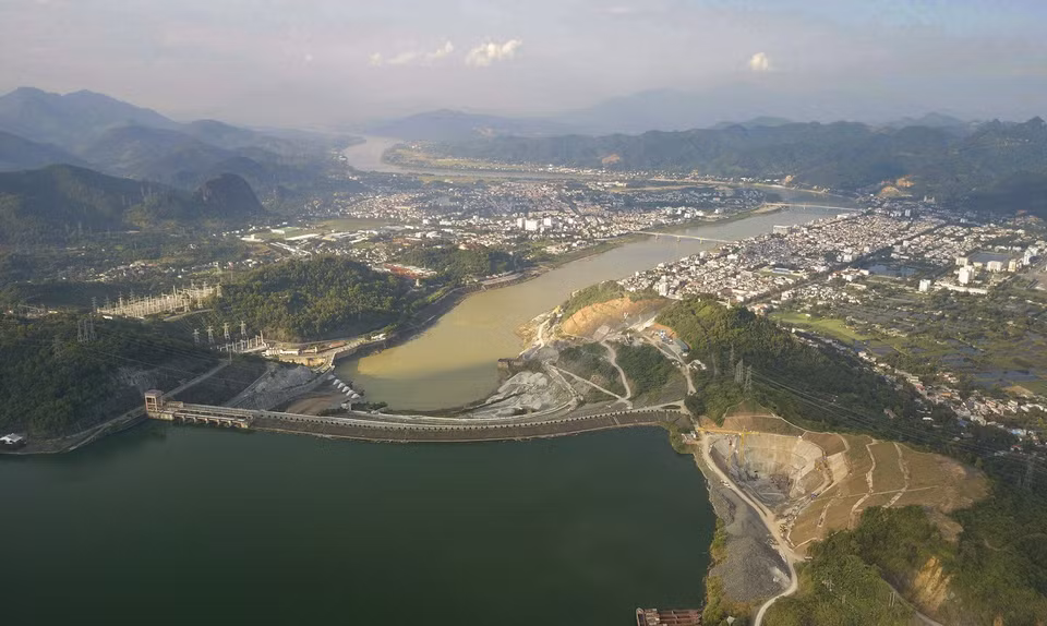 El embalse de Hòa Bình y el río Da fluyen a través de la ciudad. (Foto: VNA)