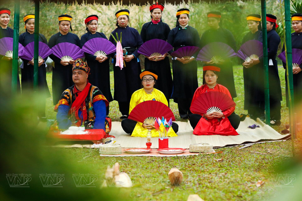 Durante los rituales, los participantes cantan canciones para invitar a “Madre Luna” a unirse a la celebración. (Foto: Revista Ilustrada de Vietnam)