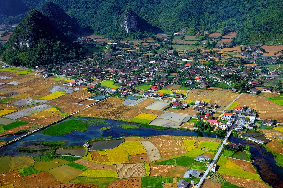 La aldea de turismo cultural de Quynh Son en el distrito de Bac Son posee numerosas cuevas dentro de las montañas, así como las casas sobre pilotes de la etnia Tay, las cuales crean un paisaje maravilloso que atrae a muchos turistas. (Foto: Archivo del Centro de Promoción Turística de la provincia de Lang Son)