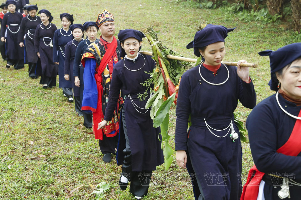 El desfile con frutas y ofrendas para despedir a la Madre Luna que se va al cielo (Foto: Revista Ilustrada de Vietnam)