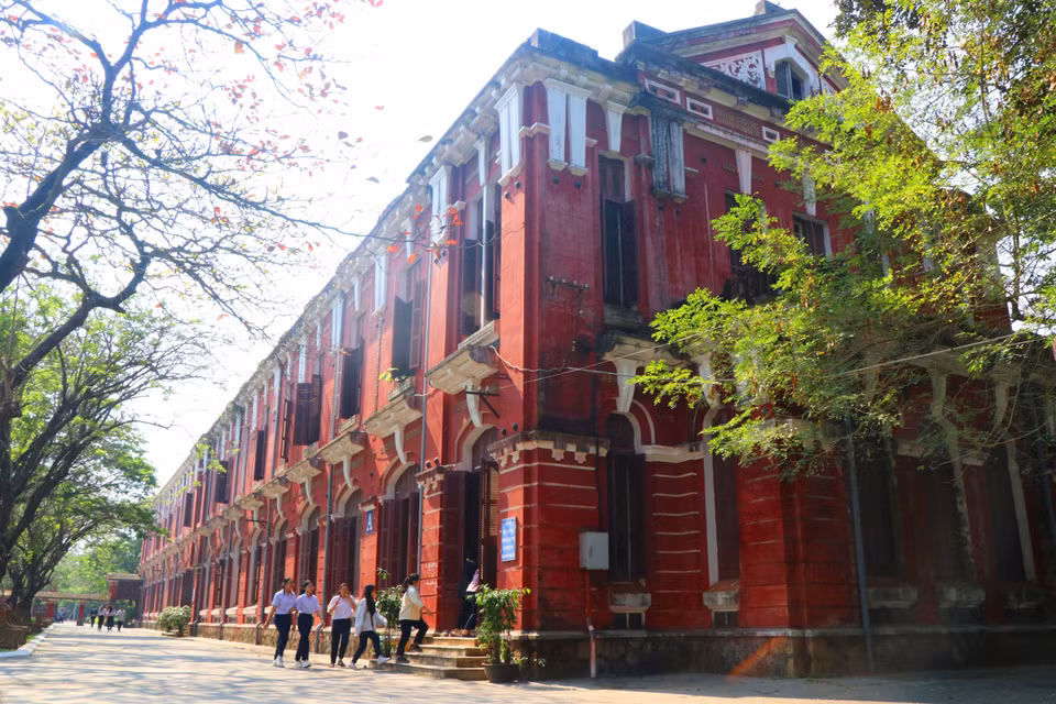 La escuela presenta una arquitectura clásica francesa combinada con decoraciones que tienen una fuerte influencia oriental. (Foto: VNA)