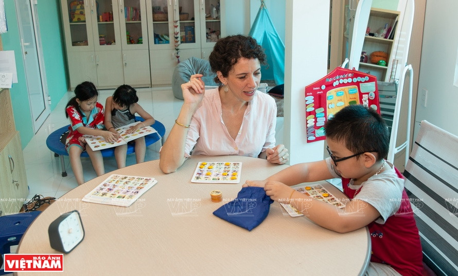 Anne Sophie, logopeda francesa que trata a muchos niños autistas en Hanoi. (Foto: VNA)