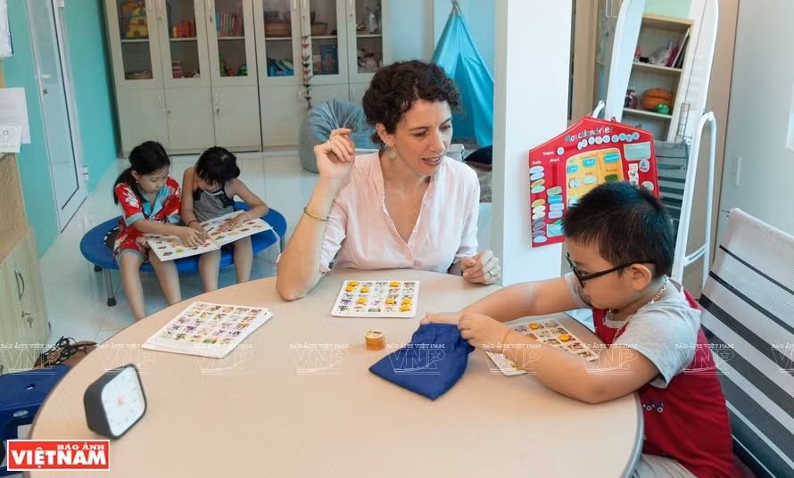 Anne Sophie, logopeda francesa que trata a muchos niños autistas en Hanoi. (Foto: VNA)