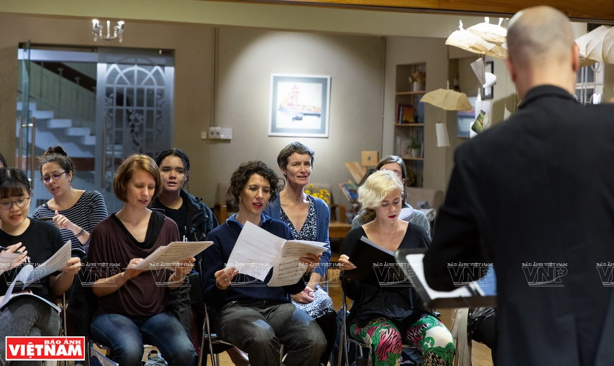 Como entusiasta del arte, Anne Sophie se unió al coro Hanoi Voices para difundir su amor por Hanoi. (Foto: VNA)