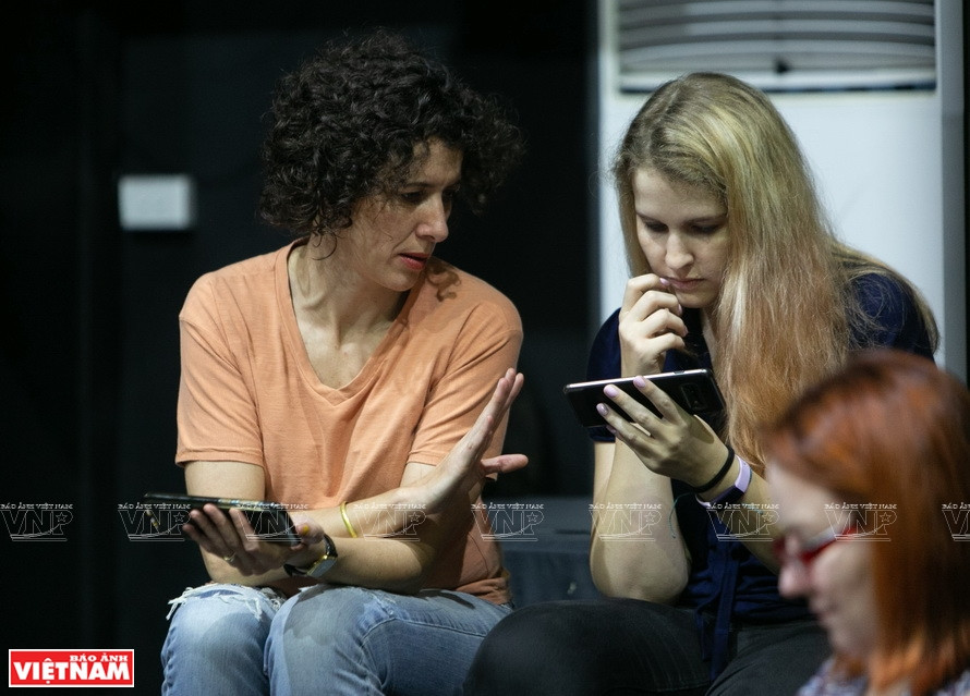 Anne Sophie y sus amigas aprenden sobre la cultura y el arte vietnamitas. (Foto: VNA)