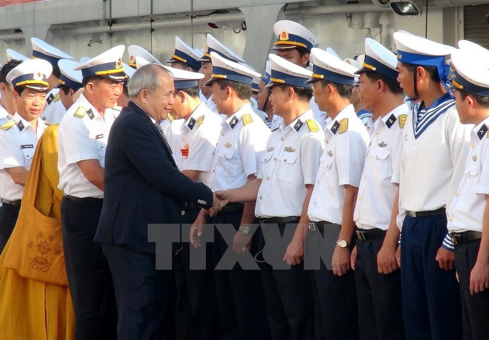 Autoridades de Khanh Hoa saludan a los combatientes que parten hacia Truong Sa (Fuente: VNA)