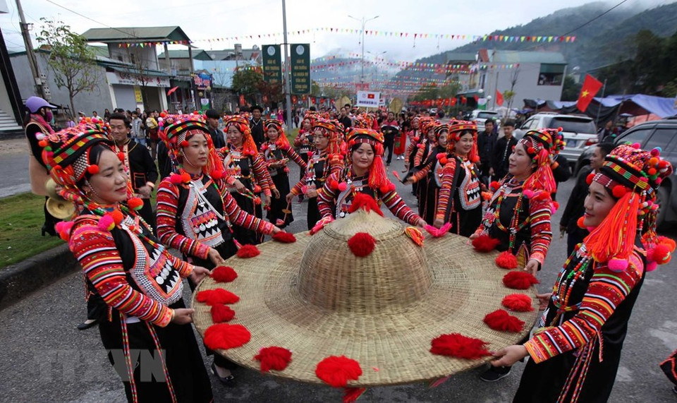 Danzas de la etnia Si La en las calles de Lai Chau (Foto: VNA)
