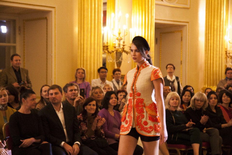  Se trata de la presentación de la colección diseñada por la conocida diseñadora vietnamita Minh Hanh, la cual incluye más de 70 túnicas hechas del brocado de la etnia de Ta Oi, así como de la seda nacional. (Fuente: VNA)