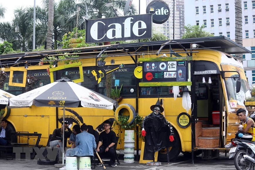 La cafetería está construida a partir de un viejo autobús restaurado, con neumáticos viejos convertidos en mesas y sillas (Foto: VNA)