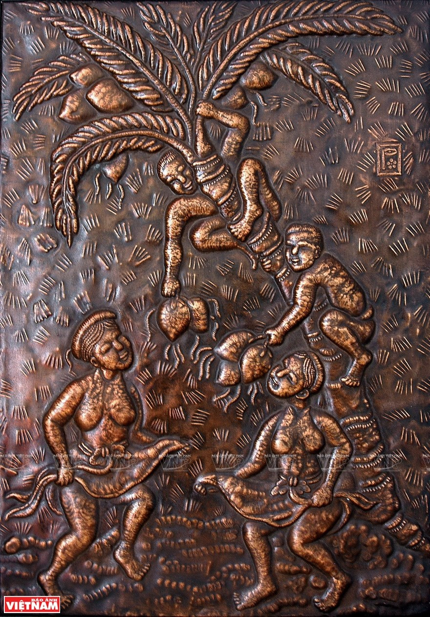 Los artesanos del pueblo de Dai Bai en Bac Ninh han creado una pintura en bronce de la conocida pintura de Dong Ho, Cosecha de Cocos. (Fuente: VNA) 