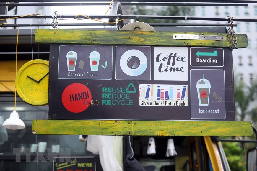 Los letreros y decoraciones están hechos de llantas de automóviles viejos y astillas de madera rotas (Foto: VNA)