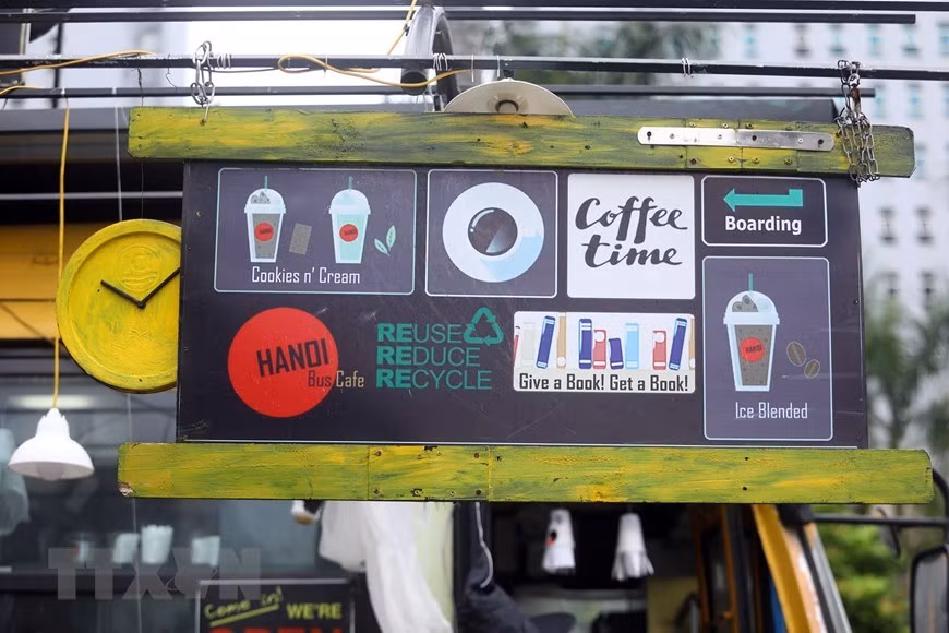 Los letreros y decoraciones están hechos de llantas de automóviles viejos y astillas de madera rotas (Foto: VNA)