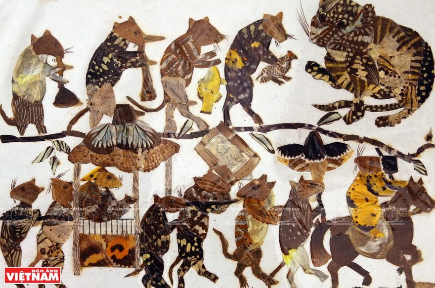 El artesano Vu Thi Nguyet Anh ha creado la pintura de Dong Ho “Boda de ratas” utilizando especímenes de mariposas (Fuente: VNA) 