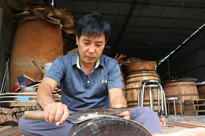 Se requieren más de 20 pasos meticulosos para terminar un tambor. (Foto: VNA)