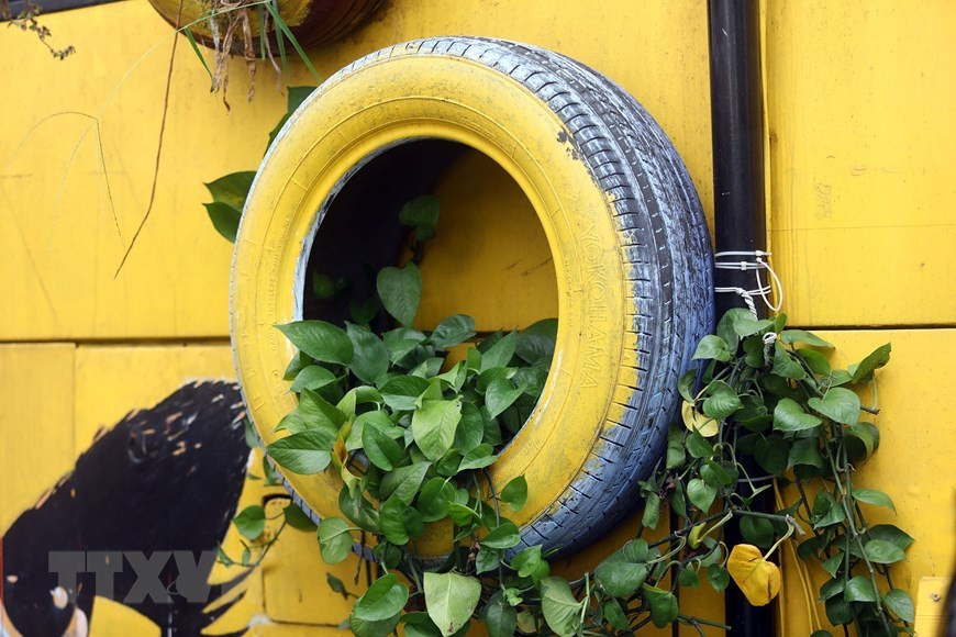 La cafetería del autobús anima a los jóvenes a participar en la protección del medio ambiente (Foto: VNA)
