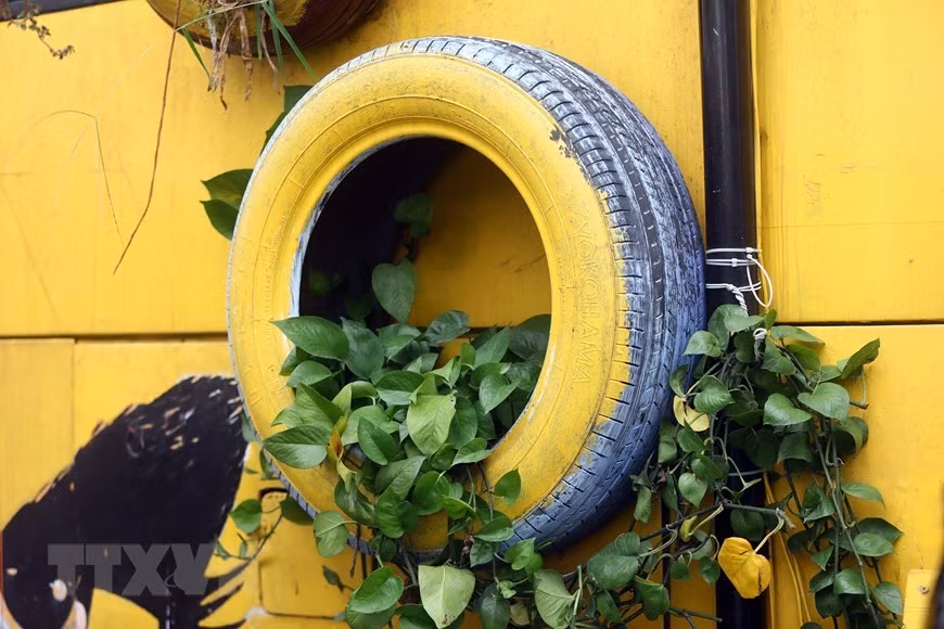 La cafetería del autobús anima a los jóvenes a participar en la protección del medio ambiente (Foto: VNA)