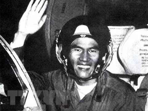 Piloto de Pham Tuan en el avión de combate MiG-21. Durante 12 días de la conocida campaña Linebacker II de las fuerzas norteamericanas en la capital, el ejército y el pueblo de Hanoi derribaron 81 aviones, incluidos 34 B52, cinco cazas F111 y otros 42 aviones tácticos, obligando a Washington a aceptar su total derrota en la guerra en Vietnam. (Foto: VNA)