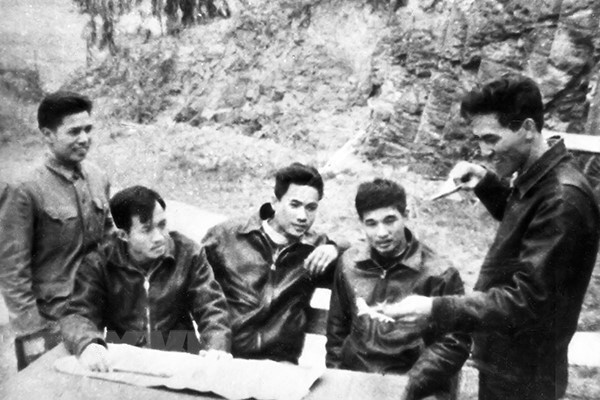 El piloto Pham Tuan (a la derecha) y su equipo durante las operaciones contra los bombardeos B-52 de las tropas estadounidenses en diciembre de 1972. (Foto: VNA)