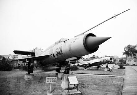 Con el récord de derribar cinco aviones estadounidenses, incluido un B-52 en la noche del 27 de diciembre de 1972 en el cielo de Hanoi, el MiG-21, número 5121, del piloto Pham Tuan es reconocido como un vestigio nacional. (Foto: VNA)