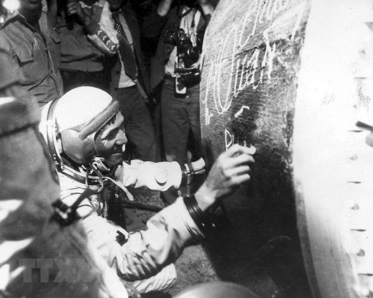 Pham Tuan también fue el primer cosmonauta de Vietnam y de Asia en volar al espacio junto con el ruso Viktor Gorbatko en julio de 1980, durante el programa Interkosmos soviético. Pham Tuan ingresó al compartimento de aterrizaje del Complejo 37 cuando regresó del espacio el 31 de julio de 1980. (Foto: VNA)