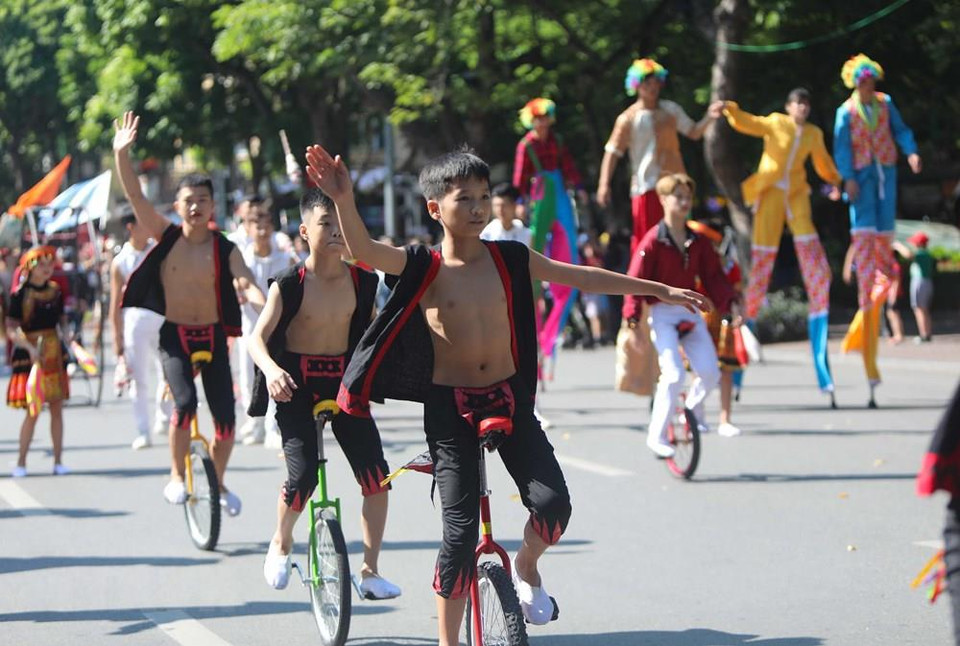 Artistas presentan en las calles en el antiguo casco de Hanoi. (Fuente: VNA)