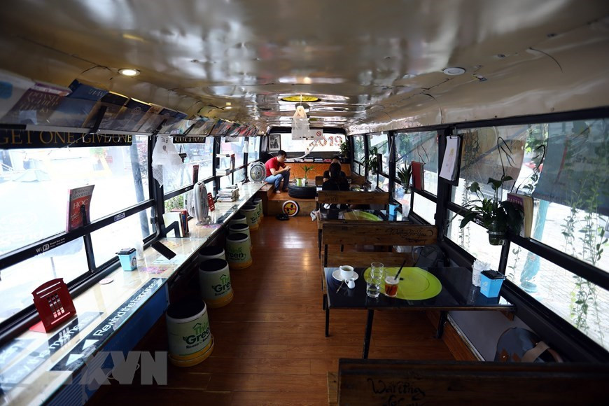 Los barriles de pintura y los neumáticos viejos se convierten en tablas y sillas (Foto: VNA) 