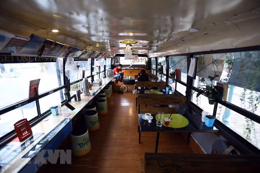 Los barriles de pintura y los neumáticos viejos se convierten en tablas y sillas (Foto: VNA) 