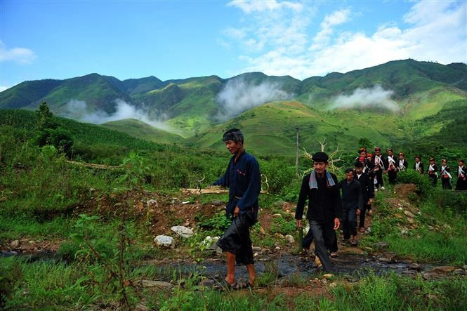 Ritual en campos de arroz para agradecer a la Madre Tierra, quien se cree que protege a los aldeanos de la mala suerte (Foto: VNA)