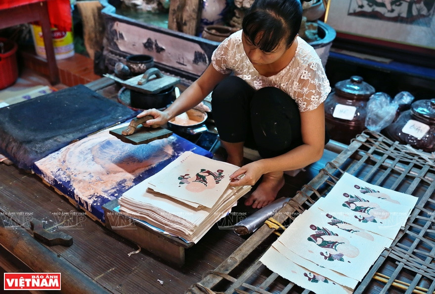 En numerosas pinturas de Dong Ho, los artesanos tienen que usar muchos grabados de madera para imprimir cada detalle y color por separado. (Foto: VNA)