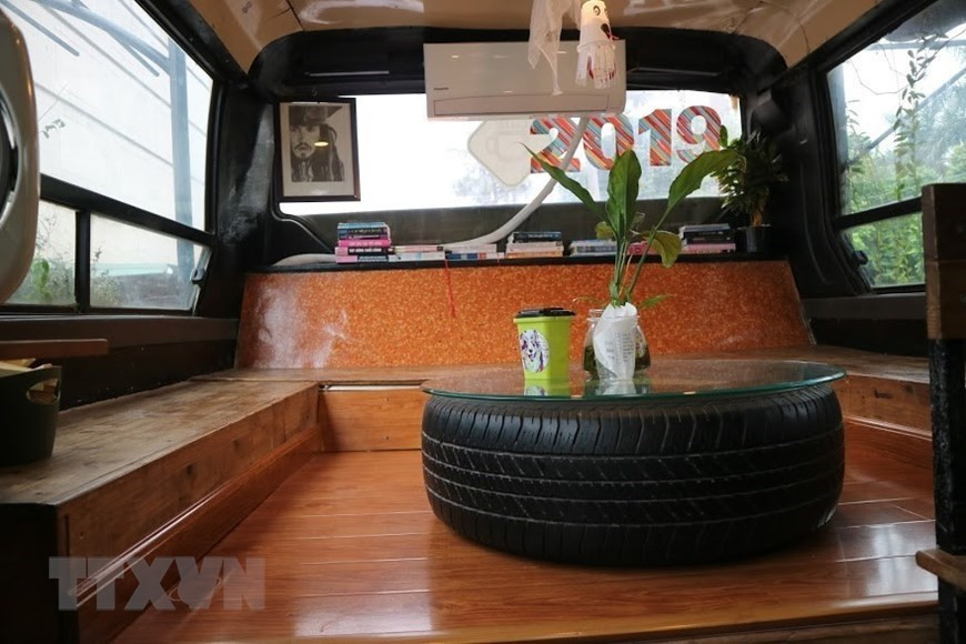 Un neumático viejo se convierte en una mesa (Foto: VNA) 