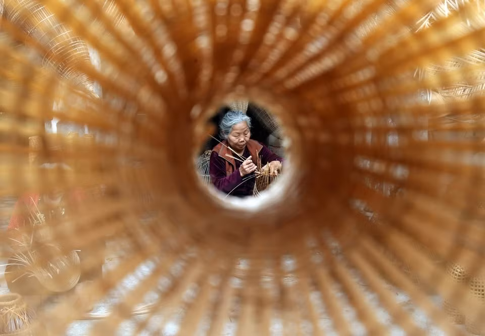 El trabajo de tejer los productos de bambú se realiza en el tiempo ocioso tras las cosechas en Thu Sy (Foto: VNA)