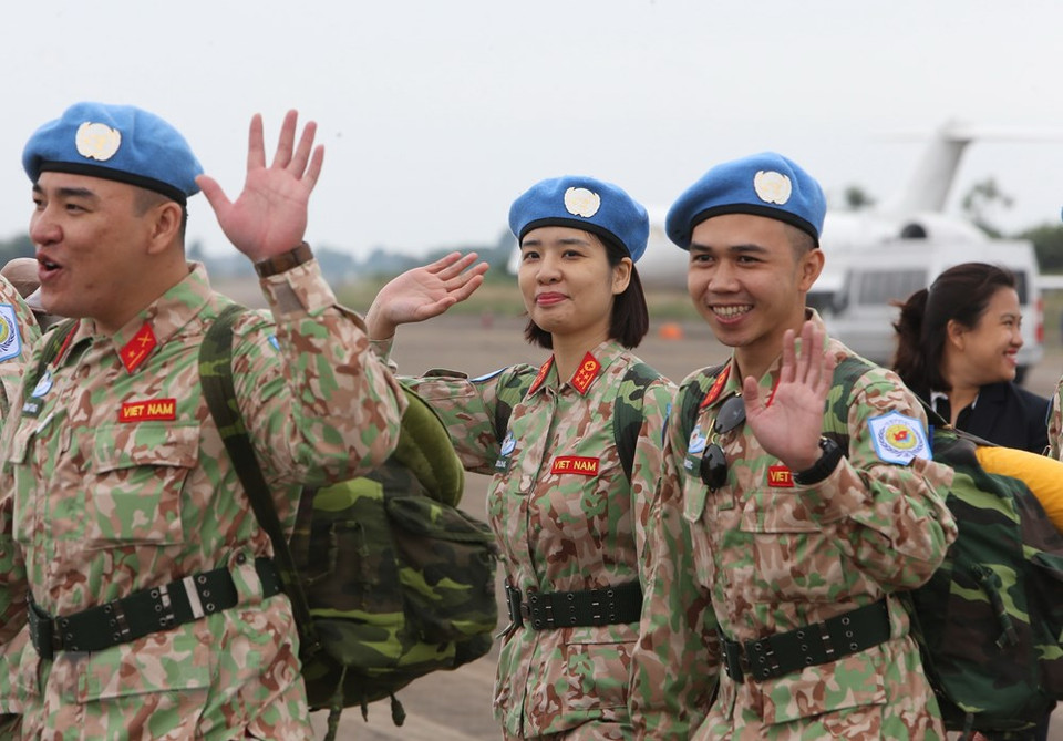 Un total de 29 oficiales, entre ellos dos mujeres, del segundo Hospital de Campaña de nivel dos de Vietnam partieron el 19 de noviembre hacia Sudán del Sur, para cumplir las misiones de mantenimiento de la paz de las Naciones Unidas en ese país. (Fuente: VNA)