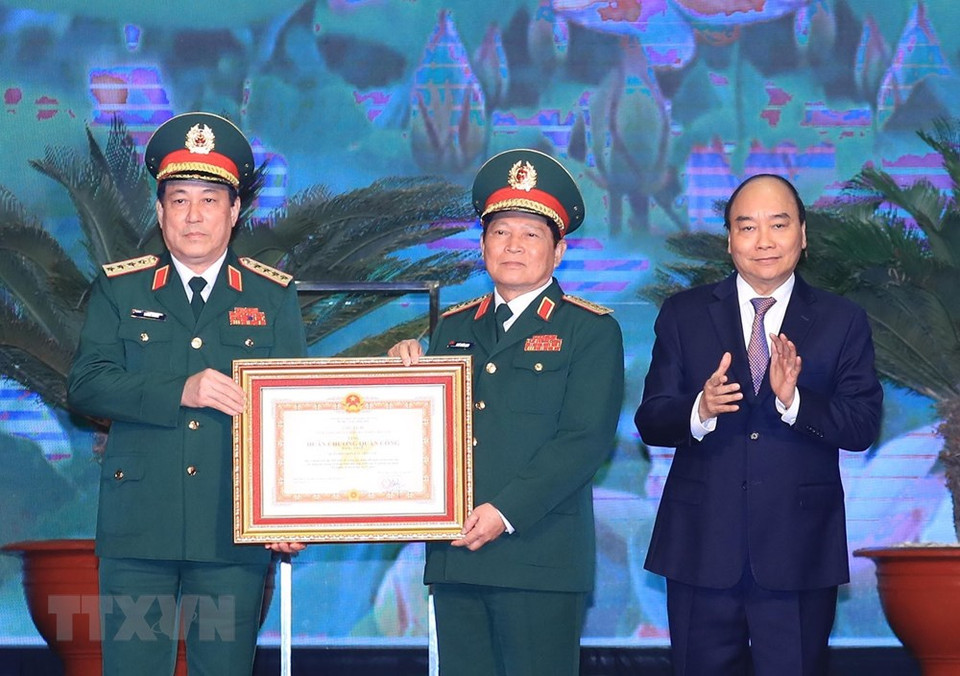Primer ministro Nguyen Xuan Phuc otorga la Medalla Militar de Primera Clase al Ministerio de Defensa (Foto: VNA)